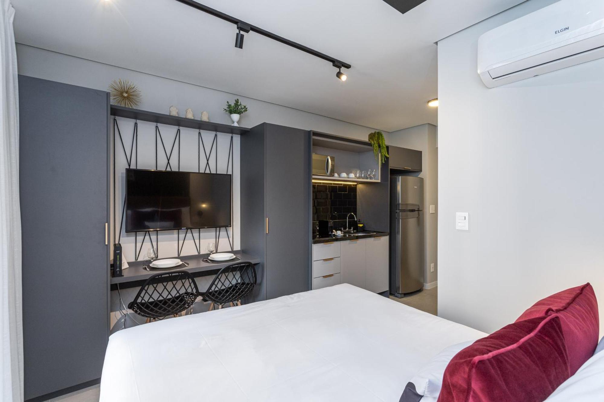 Charlie Alves Guimaraes Pinheiros Apartamento *